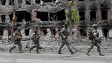 Ruské jednotky procházejí zničenou části areálu Azovstal.  (22. května 2022)