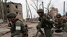 Ruské jednotky procházejí zničenou části areálu Azovstal.  (22. května 2022) | na serveru Lidovky.cz | aktuální zprávy