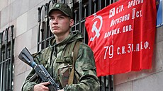 Ped budovou mstské civilní vojenské správy v Doncku stojí na strái voják...