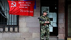 Před budovou městské civilní vojenské správy v Doněcku stojí na stráži voják... | na serveru Lidovky.cz | aktuální zprávy