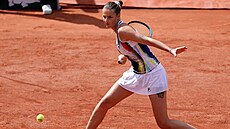 Karolína Plíková se napahuje k forhendu v prvním kole Roland Garros.