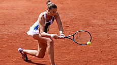 Karolína Plíková hraje bekhend v prvním kole Roland Garros.