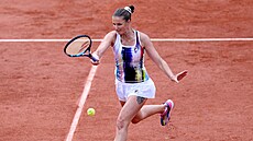 Karolína Plíková dobíhá k míi v prvním kole Roland Garros.