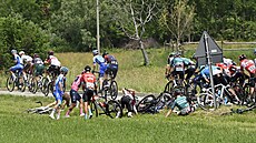 Pád v pelotonu na za�átku 15. etapy Gira d´Italia. Nevyhnul se mu ani mu� v...