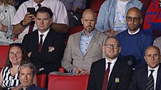 Erik ten Hag (uprosted) sleduje utkání Manchesteru United proti Crystal Palace.