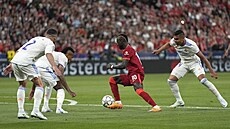 Sadio Mané z Liverpoolu si navádí mí ke stele.