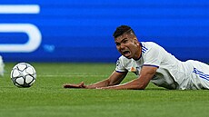 Casemiro z Realu Madrid je roz�ilený, �e se ocitl na zemi.