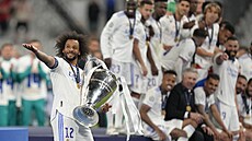 Marcelo kráí ke spoluhrám z Realu Madrid s trofejí pro vítze Ligy mistr.
