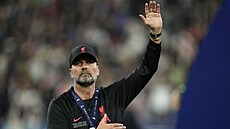 Liverpoolský kouč Jürgen Klopp zdraví fanoušky po prohraném finále Ligy mistrů.