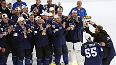 Finský kou Jukka Jalonen zvedá nad hlavu mistrovský pohár.