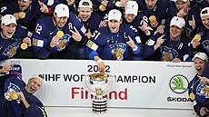 Finská kapitán Valtteri Filppula pózuje s trofejí pro mistry světa.