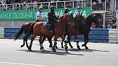 Policisté na koních během preventivní akce na autodromu Sosnová. Zástupci z...