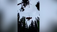 Záchranářům přispěchal na pomoc vrtulník