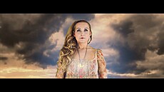 Snímek z klipu Papou�ek