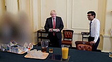 Britský premiér Boris Johnson na fotkách z veírk v Downing Street, které se...