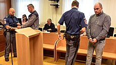 Obalovaní Karel Janá (vpravo) a Pavel Hola v soudní síni. (20. kvtna 2022)