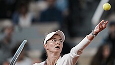 Barbora Krejíková servíruje bhem prvního kola Roland Garros.