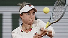 Barbora Krejíková se snaí odehrát balonek v zápase prvního kola Roland Garros.