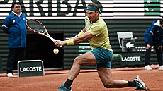 panl Rafael Nadal se natahuje po balonku v zápase prvního kola Roland Garros.