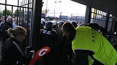 Policisté bllokují jeden z vchod na Stade de France ped finále Ligy mistr.
