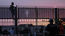 Fanouek se snaí proniknout na Stade de France ped zaátkem finále Ligy...