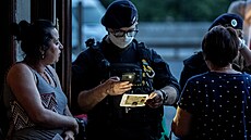 Policie kontroluje doklady uprchlíků, kteří se na nádraží nacházejí. (19....