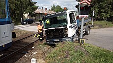 Nehoda vlaku a men�ího nákladního auta na p�ejezdu v Hostinném. (26. 5. 2022)