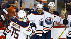 Hrái Edmontonu Oilers se radují ze vsteleného gólu.