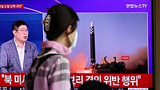 Žena v jihokorejském Soulu sleduje na televizní obrazovce raketu odpálenou...
