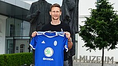 Šestatřicetiletý útočník Milan Škoda podepsal novou roční smlouvu s Mladou...