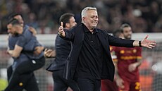 Trenér AS ím José Mourinho se raduje z triumfu v Konferení lize v albánské...