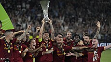 Fotbalisté AS Řím se radují z triumfu v Konferenční lize.