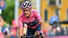 PŘEŽIL DALŠÍ DEN. Růžový Richard Carapaz i po 17. etapě vede Giro.