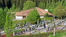 V obřadní síni na největším žďárském hřbitově sídlí dvě pohřební služby....