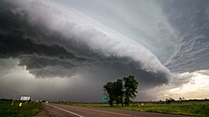 Derecho je větrná událost spojená s rychle postupujícím bouřkovým systémem (11....