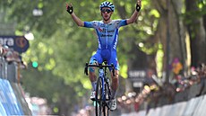 Cyklista Jayco's Simon Yates slaví vítězství 14. etapy Giro 2022.