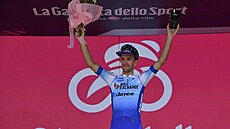 Britský cyklista Simon Yates slaví první místo ve 14. etap závodu Giro v...