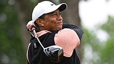 Tiger Woods zahrává svj úder z druhého odpalit bhem tetího kola turnaje...