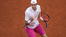Amerian John Isner slaví po vítzství v prvním setu na Rolland Garros.