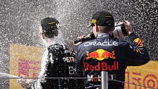 Nizozemec Max Verstappen ze stáje Red Bull slaví vítzství ve Velké cen...