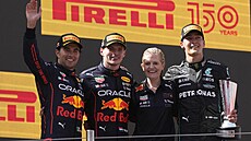 Stupně vítězů Velké ceny Španělska. Zleva Sergio Perez, Max Verstappen a George...