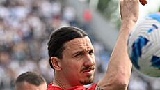 Zlatan Ibrahimovi se rozcviuje ped utkáním proti Sassuolo Calcio.