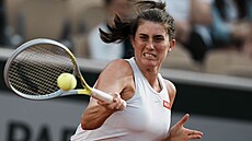 Kanadská tenistka Rebecca Marinová zahrává forhend v zápase Rolland Garros.