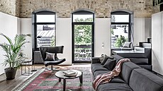 Obytnému prostoru dominuje velká �edá pohovka.