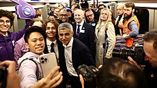Starosta Londýna Sadiq Khan se fotí s cestujícími na palub vlaku (24. kvtna...