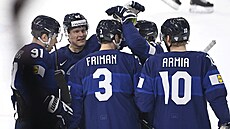 Finští hokejisté slaví gól Niklase Frimana v duelu s Velkou Británií.