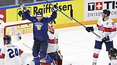 Finský hokejista Harri Pesonen se raduje z gólu v britské síti.