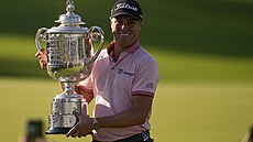 Americký golfista Justin Thomas s trofejí pro vítěze PGA Championship.