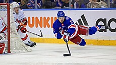 Filip Chytil z New York Rangers padá v zápase s Carolinou.