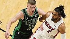 Payton Pritchard (vlevo) z Bostonu brání Gabea Vincenta z Miami.